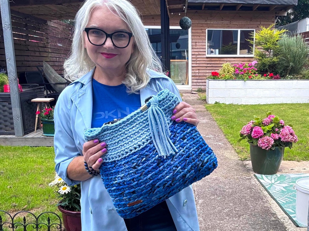 blue-crochet-handbag1